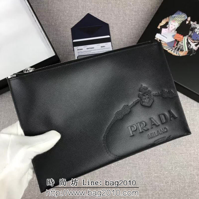 PRADA普拉達 專櫃最新款 摩登態度系列 十字紋牛皮 男士手包 2NG005 DD1825